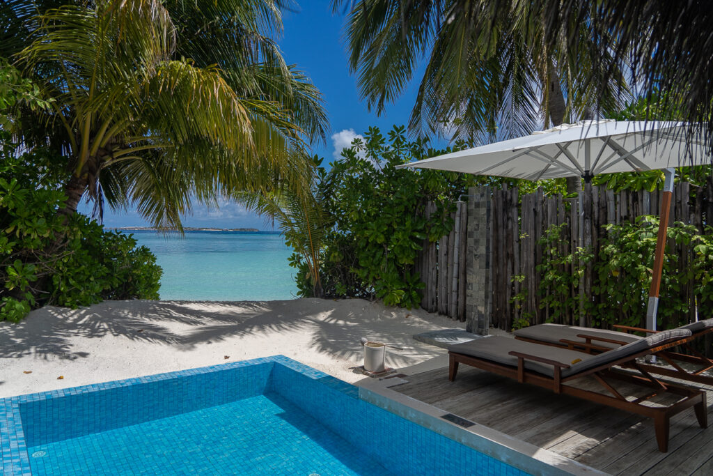Malediven,Velassaru Maldives,Hotel,Resort,Beach villa,Pool,Strand,Liegestühle,Sand,Palmen