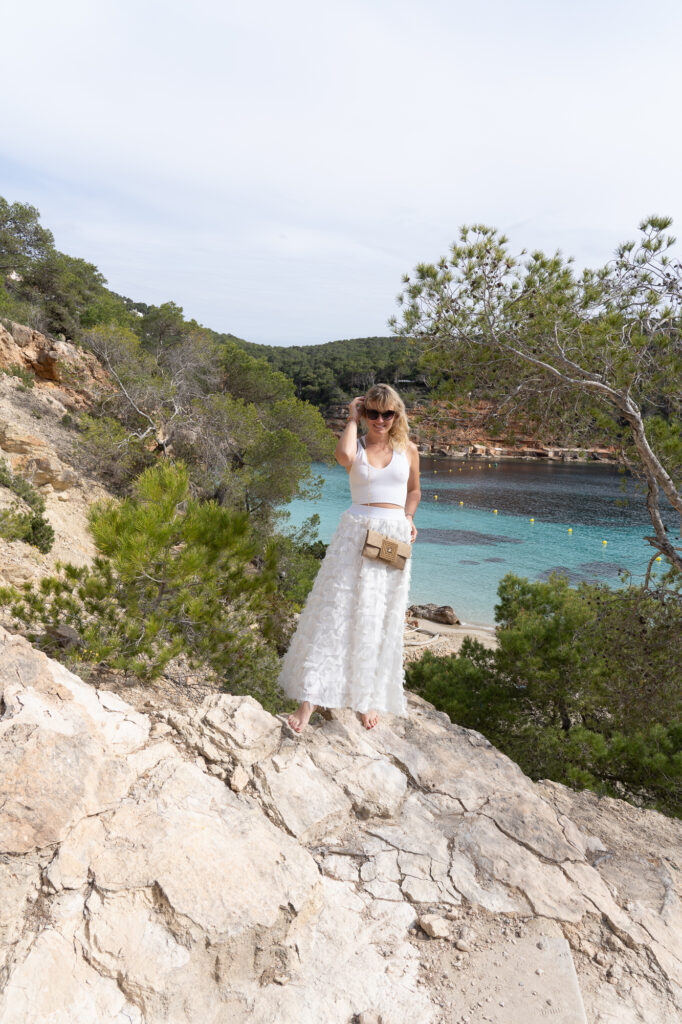 Ibiza,Offseason,Felsen,Meer,Traumstrand,Grün,Türkis, Miriam Ernst, Weißes Kleid