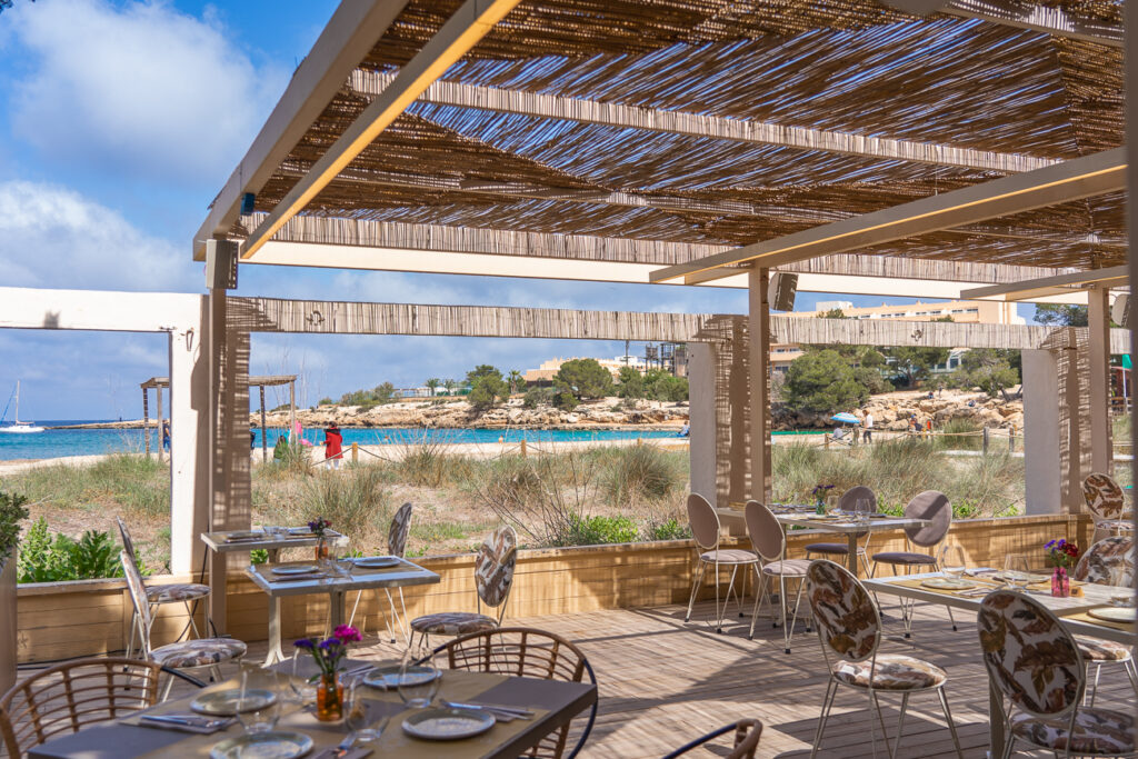 Ibiza,Restaurant,Strand,Meerblick,Stühle,Tische,Pavillon